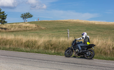 Obraz na płótnie Canvas moto sur route de campagne
