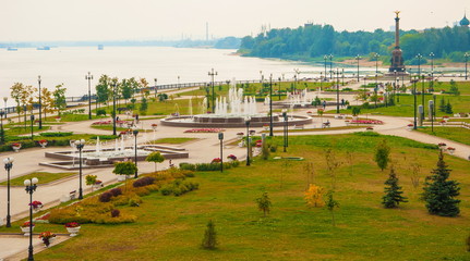 Fototapeta na wymiar City embankment of the Volga with fountains in Yaroslavl