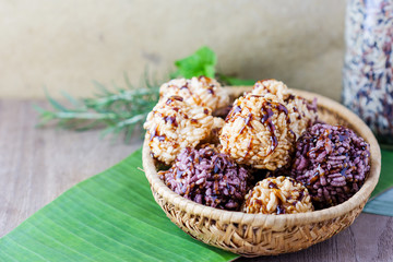 Rice cracker or puffed rice with sugar