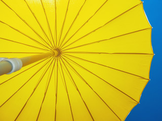 Yellow parasol © Alfonsodetomas