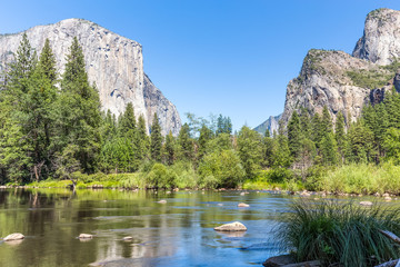 Fototapeta na wymiar Classic view of Yosemite Valley in Yosemite National Park, California, USA.