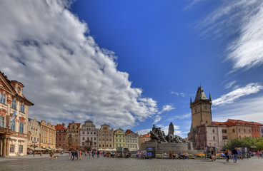 Der berühmte Rathausplatz in Prag, der Hauptstadt der Tschechischen Republik in Europa, mit zahlreichen Sehenswürdigkeiten wie das Altstädter Rathaus, die Teynkirche und viele historische Gebäude
