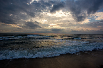 Bewegte See unter dramatischem Himmel