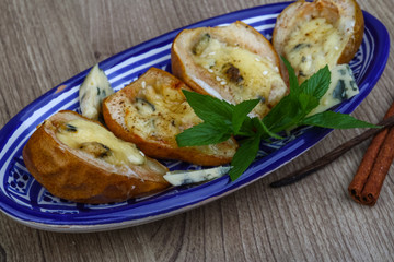 Baked pear with blue cheese