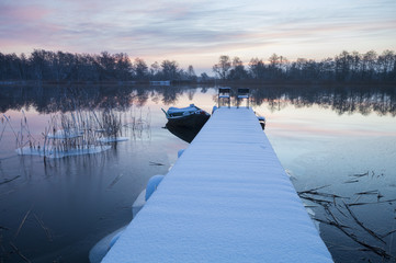 Przystań rzeczna w zimowej scenerii  © Mike Mareen