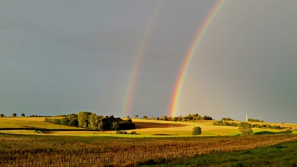 Regenbogen &uuml;ber Feldern im August