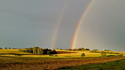 Regenbogen über Feldern im August