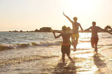 Junge Familie am Strand 