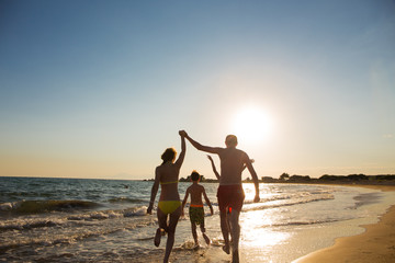 Fototapeta premium Junge Familie am Strand 