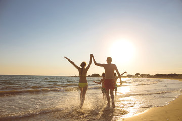 Junge Familie am Strand 