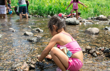 川遊びをする女の子