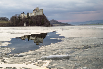 Zamek w Niedzicy  i jego odbicie w jeziorze