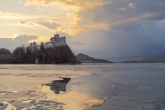 Fototapeta Fototapeta Odbicie zamku w Niedzicy w zamarzniętym jeziorze Czorsztyńskim na wymiar