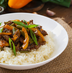 Stir frying beef with sweet peppers and green beans