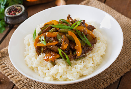 Stir frying beef with sweet peppers and green beans