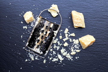 Parmesan Käse auf einer schwarzen Schieferplatte