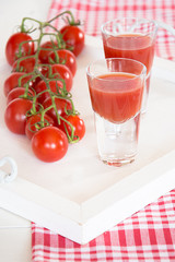 Tomatensaft in Gläsern