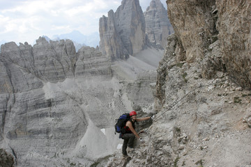 Frau am Klettersteig auf den Paternkofel, Italien, Südtirol
