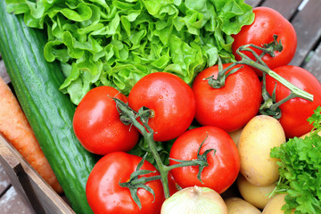 Fototapeta na wymiar Frisches Gemüse: Tomaten, Gurken, Salat, Kartoffeln