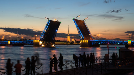 People are watching Palace bridge is opening during white nights