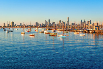 Naklejka premium Panoramę Melbourne z St Kilda o zachodzie słońca (Wiktoria, Australia)
