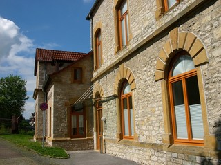 Seitenansicht des Rathaus in Oerlinghausen mit Fassade aus Bruchstein und Naturstein im Sommer bei...