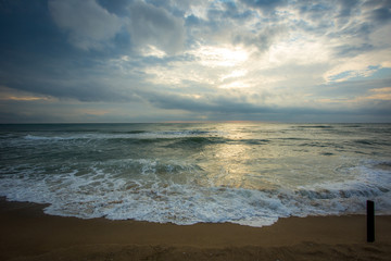 Fototapeta na wymiar Strand des schwarzen Meeres im Sonnenaufgang