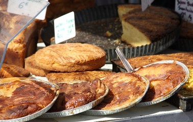 Landestypischer Kuchen auf dem Wochenmarkt in der Bretagne