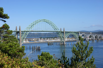 Fototapeta na wymiar yaquina bay bridge on Oregon coast
