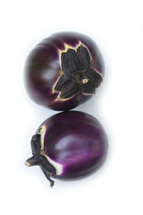 melanzane viola tonde su sfondo bianco