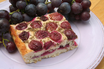 focaccia ripiena all'uva rossa su piatto