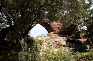 La roca foradada de Prades
Stone Bridge red made by natural erosion of the stone from the mountains of Montsant, Prades, Catalonia, Spain