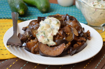 Баклажаны жареные с луком с йогуртовым овощным соусом