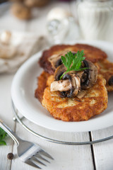 Crunchy potato pancakes with mushrooms