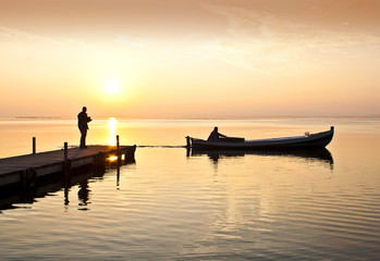 Naklejka na ściany i meble pescadores en el lago