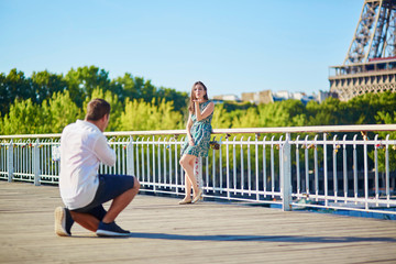 Obraz premium Young romantic couple having a date near the Eiffel tower