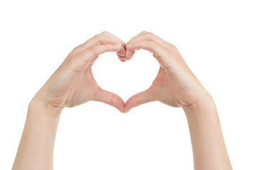femme formant un coeur avec ses mains