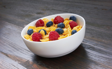 Corn flakes with fresh berries in bowl