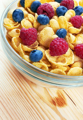 Corn flakes with fresh berries in bowl