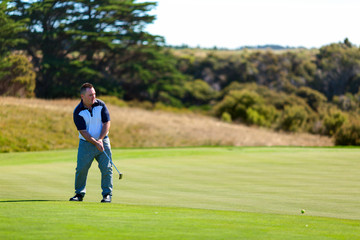 Obraz premium Golf player on the golf field. Cape Kidnappers golf court. New Zealand.