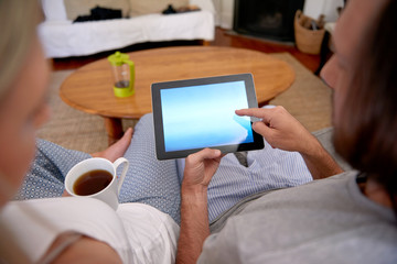 lifestyle couple tablet computer