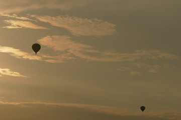 Zwei Ballone fahren durch die Dämmerung 