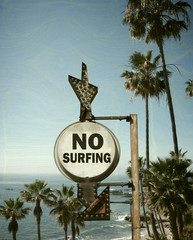 gealtertes und abgenutztes Vintage-Foto ohne Surfschild am Strand © jdoms