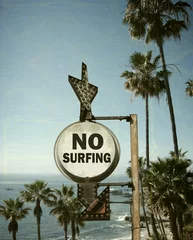 gealtertes und abgenutztes Vintage-Foto ohne Surfschild am Strand © jdoms