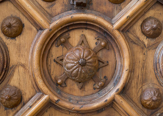 Obraz na płótnie Canvas An old carved wooden door