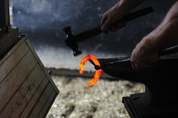 Naklejka premium Horseshoe on the anvil 