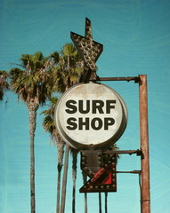 gealtertes und abgenutztes Vintage-Foto des Surfshop-Schildes mit Palmen © jdoms