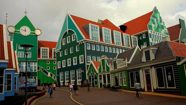 poppig, bunt bemalte Hausfassaden in Zaandam
