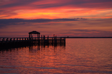 Fototapeta na wymiar Serene Sunset Over the Bay