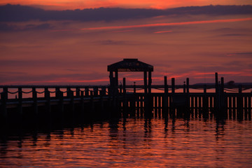 Obraz premium Serene Sunset Over the Bay